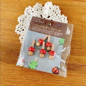 Wooden mushroom mini clip